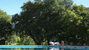 Una piscina al aire libre de temporada