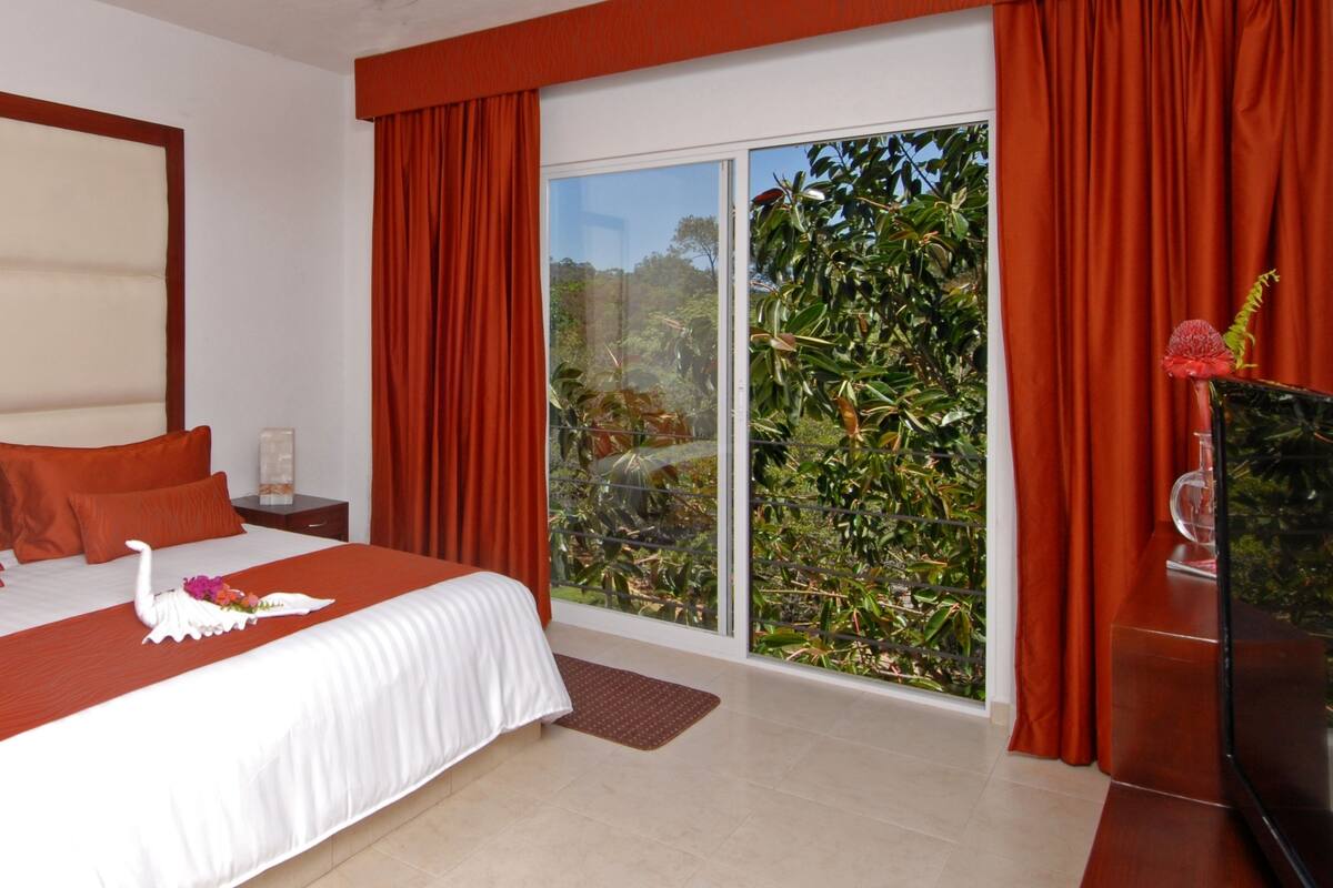 Minibar, in-room safe, free WiFi