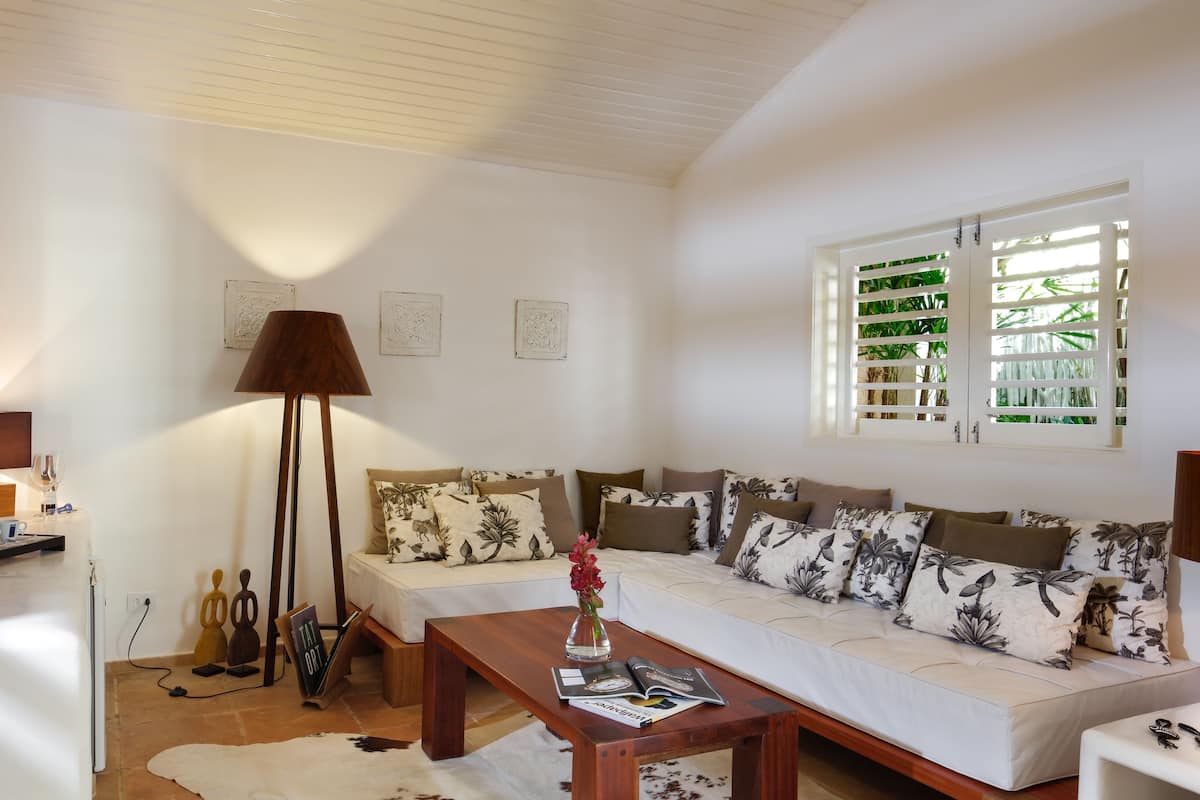 minibar, in-room safe, individually decorated, desk