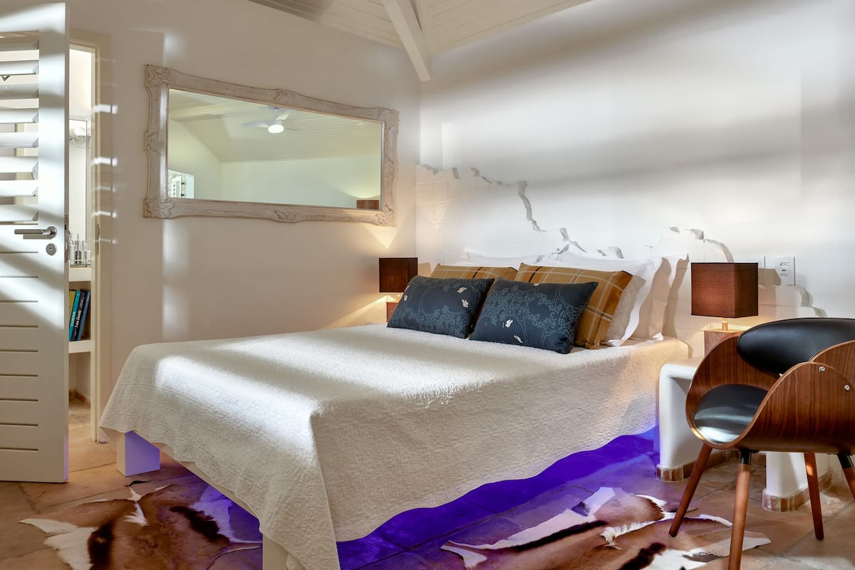 minibar, in-room safe, individually decorated, desk