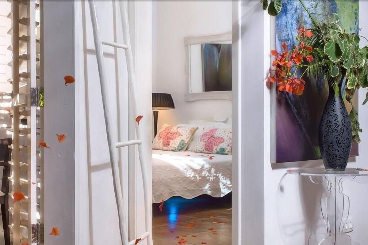Minibar, caja de seguridad en la habitación y escritorio 
