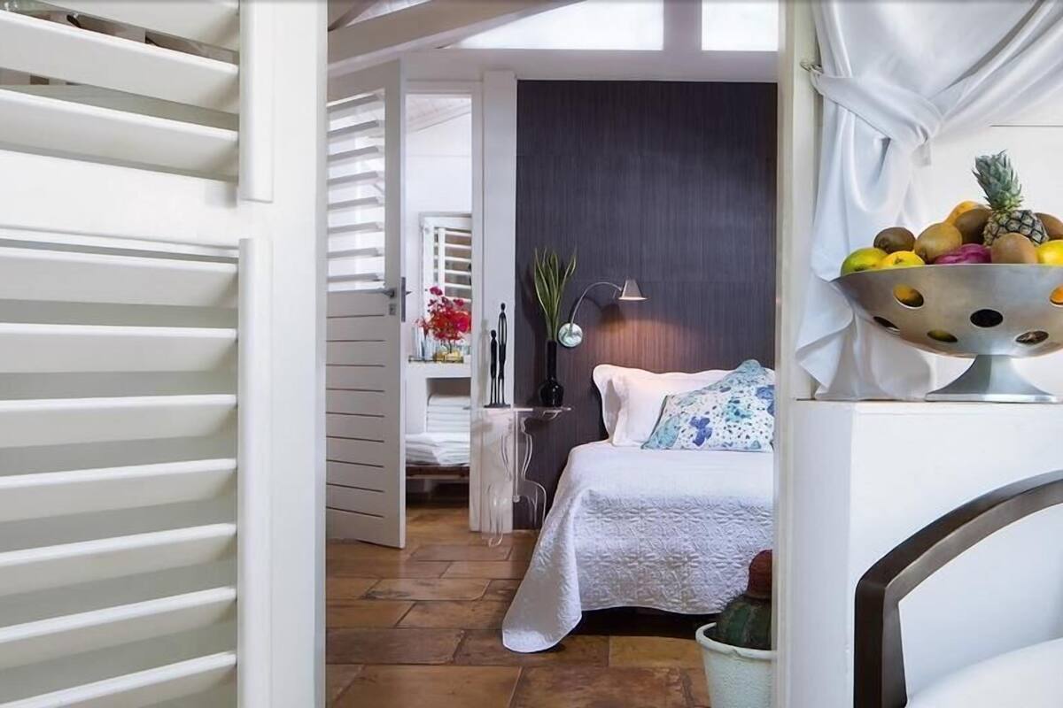 Minibar, caja de seguridad en la habitación y escritorio 