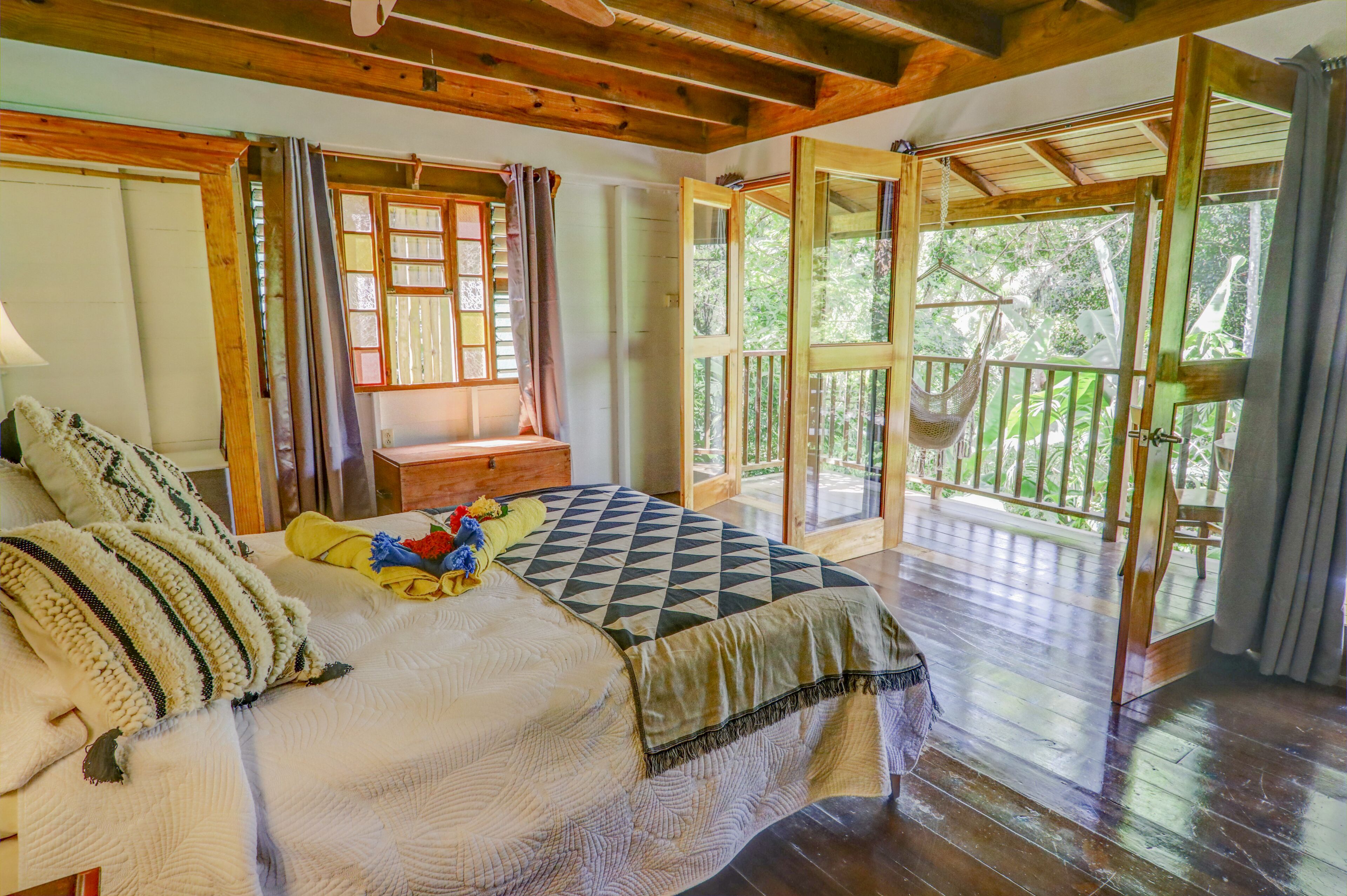 Katil Tempur-Pedic, peti besi dalam bilik, meja 