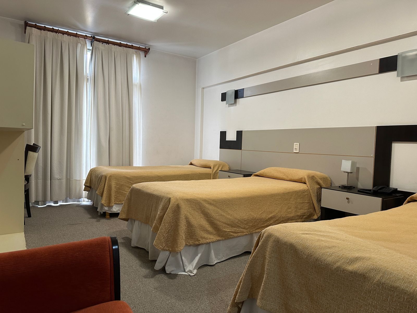 三人房 | 客房內保險箱、書桌、筆電工作空間、免費無線上網