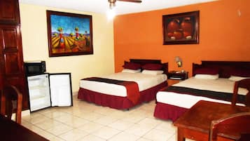 Escritorio, tabla de planchar con plancha y wifi gratis