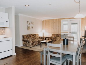 Royal Suite (Max 6 Guests) | In-room safe, iron/ironing board, WiFi (free), bed sheets - Carriage House Country Club (Pocono Manor)