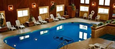 室內游泳池,提供日光浴躺椅