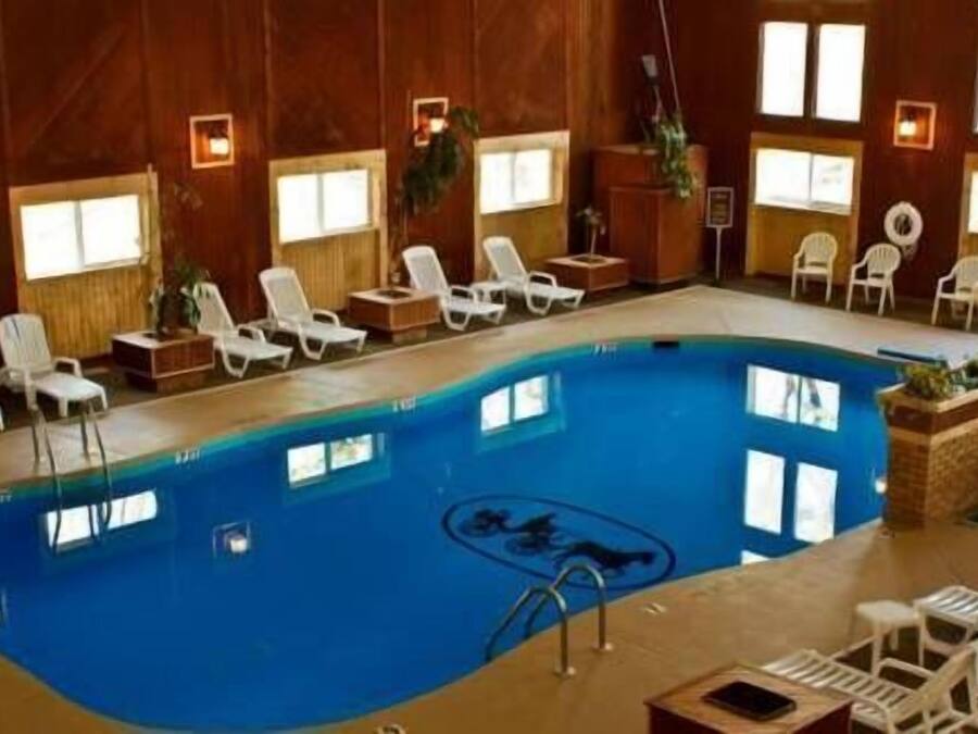 Indoor pool, sun loungers