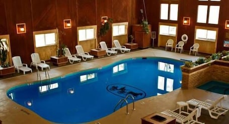 Indoor pool, sun loungers. Carriage House Country Club