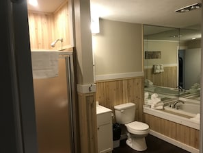 Royal Suite (Max 6 Guests) | Bathroom | Free toiletries, towels