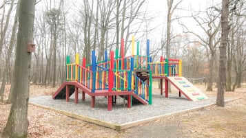 Área de juegos infantiles al aire libre