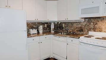 Cafetera/tetera, refrigerador, microondas, horno