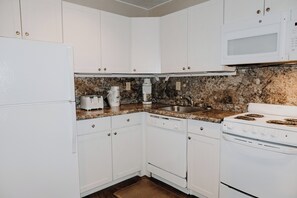 Royal Suite (Max 6 Guests) | Private kitchenette | Coffee/tea maker, fridge, microwave, oven - Carriage House Country Club (Pocono Manor)