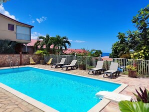 Piscine extérieure, chaises longues