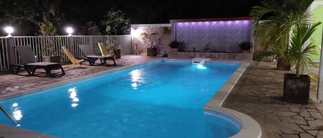 Kolam renang outdoor, dengan kursi berjemur