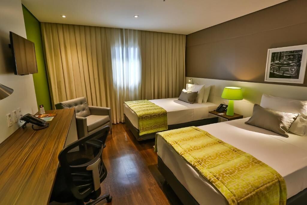 Minibar, värdeförvaringsskåp på rummet, skrivbord och ljudisolering