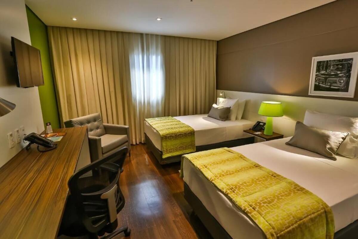 Minibar, värdeförvaringsskåp på rummet, skrivbord och ljudisolering