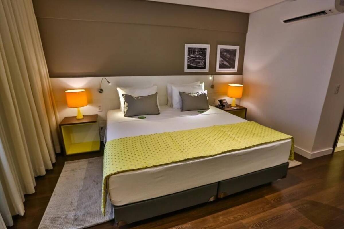 Minibar, värdeförvaringsskåp på rummet, skrivbord och ljudisolering