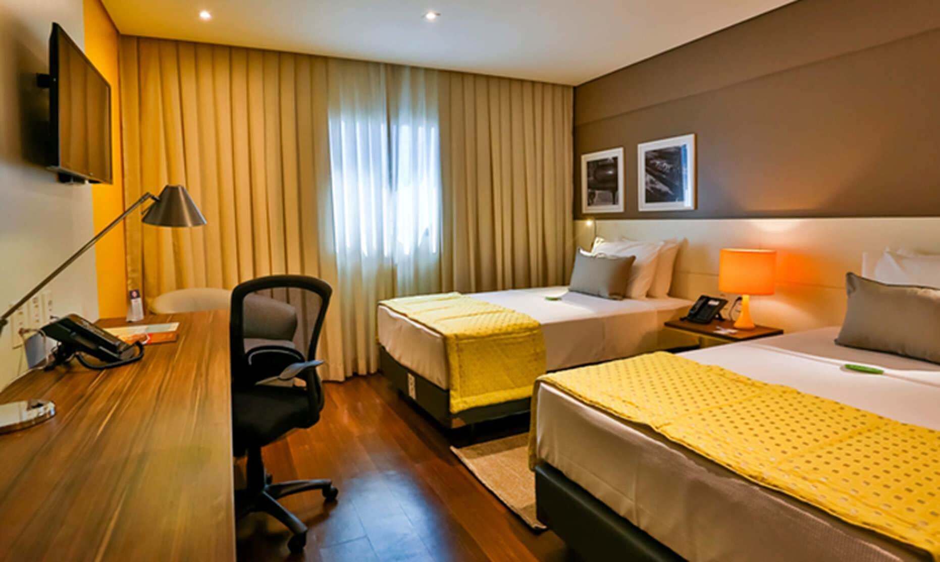 Frigobar, cofres nos quartos, escrivaninha, quartos à prova de som