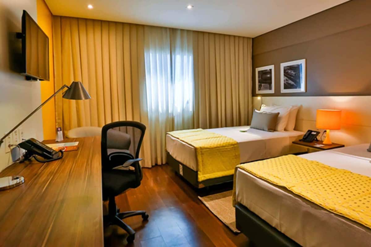 Frigobar, cofres nos quartos, escrivaninha, quartos à prova de som