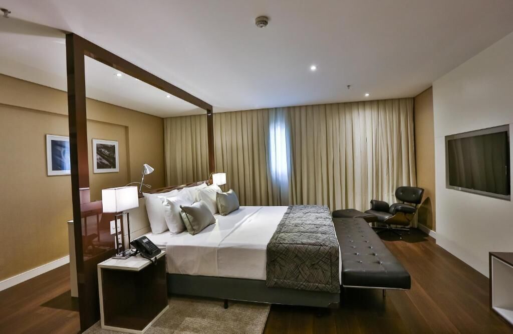 Minibar, värdeförvaringsskåp på rummet, skrivbord och ljudisolering