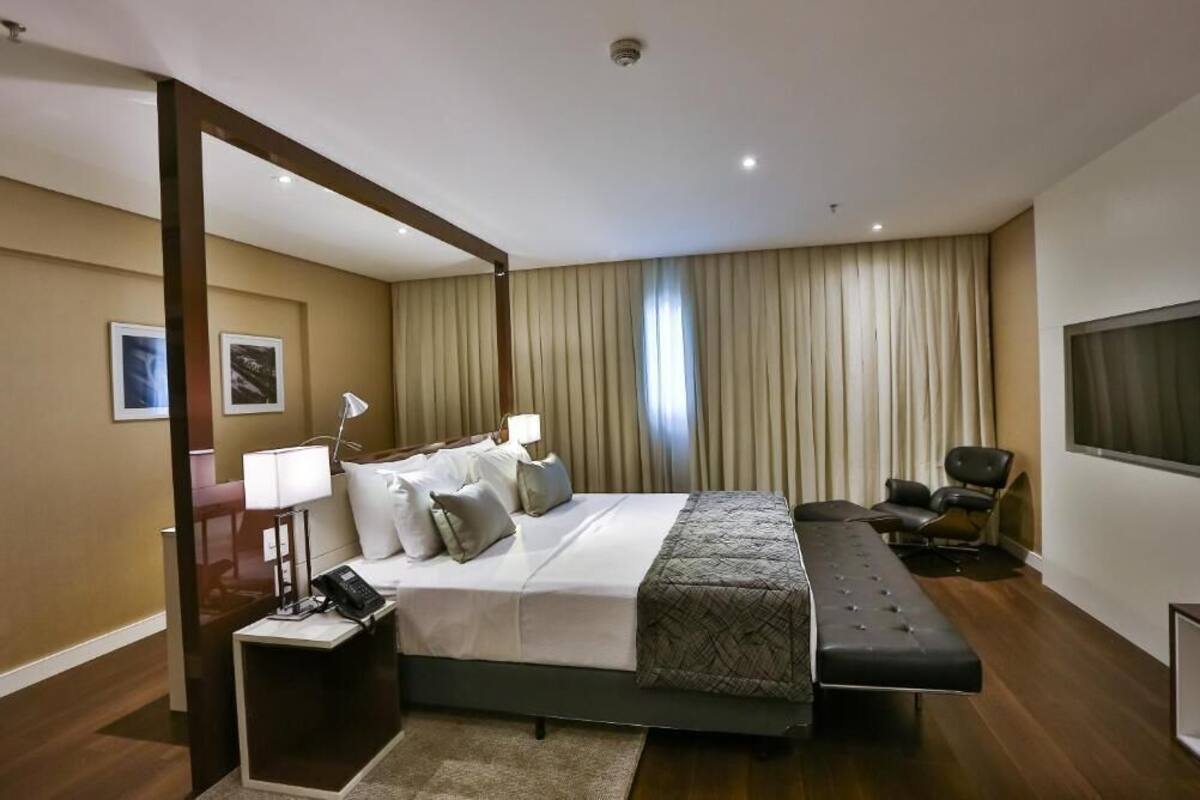 Minibar, värdeförvaringsskåp på rummet, skrivbord och ljudisolering