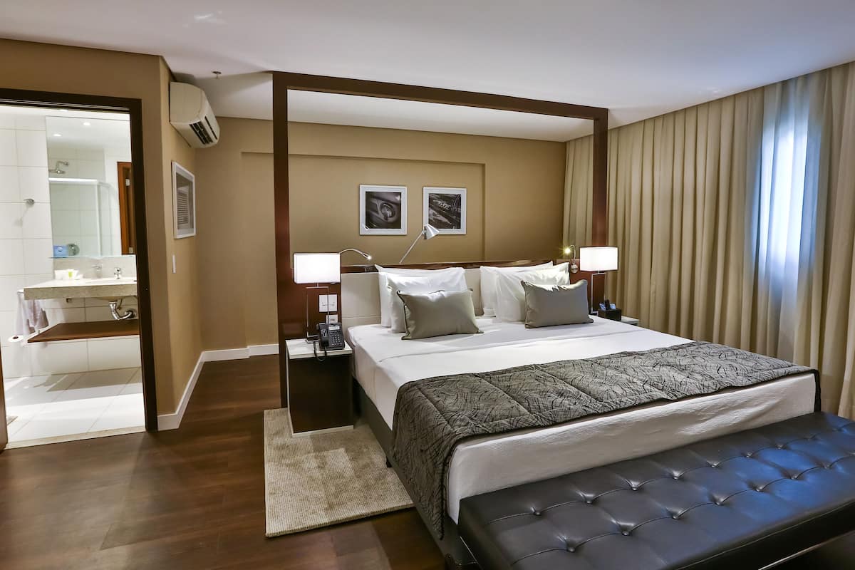 business room | minibar, in-room safe, desk, soundproofing