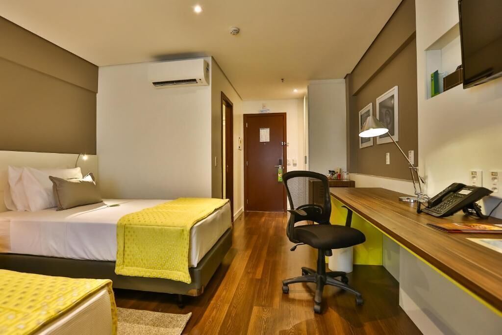 Minibar, värdeförvaringsskåp på rummet, skrivbord och ljudisolering