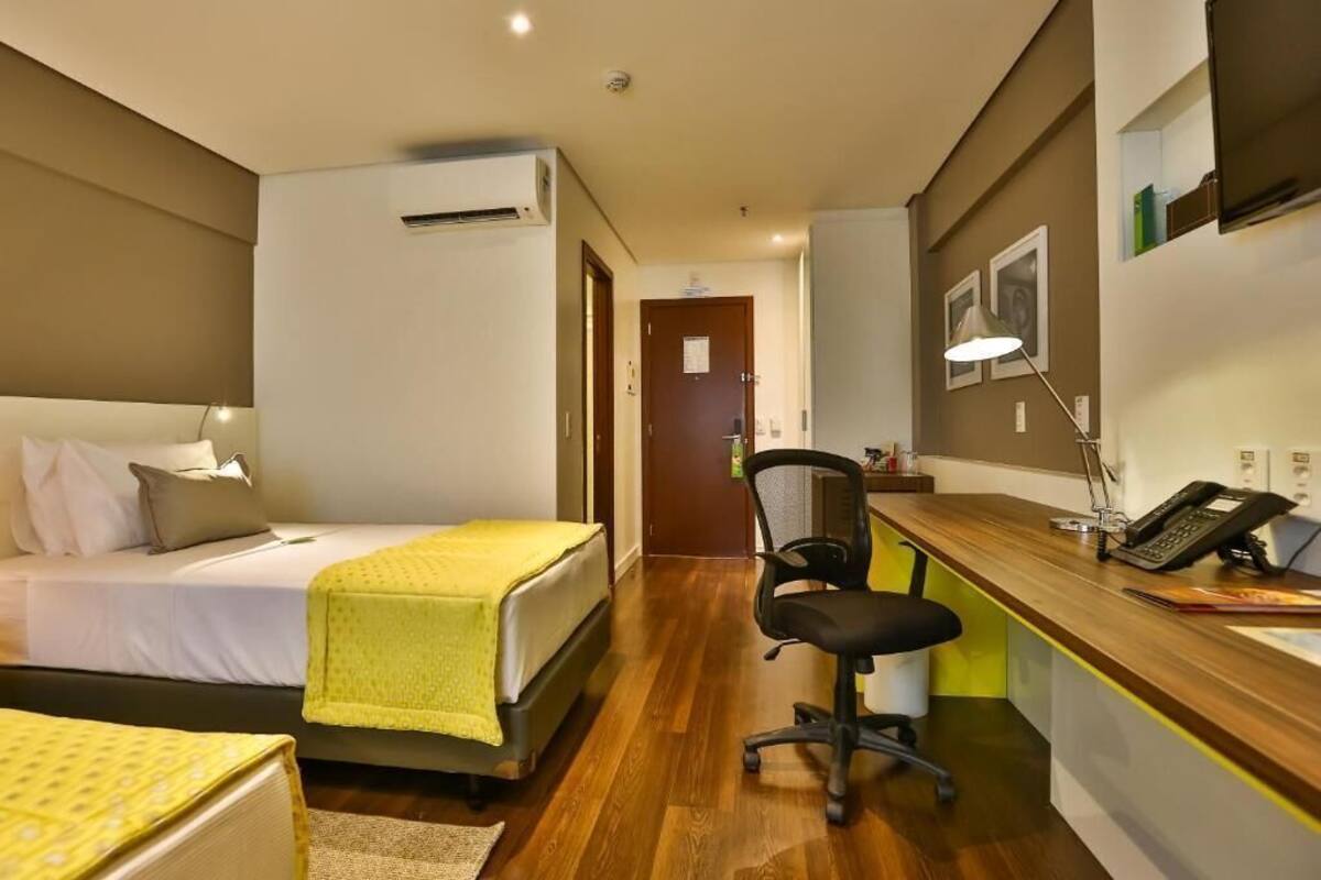 Minibar, värdeförvaringsskåp på rummet, skrivbord och ljudisolering