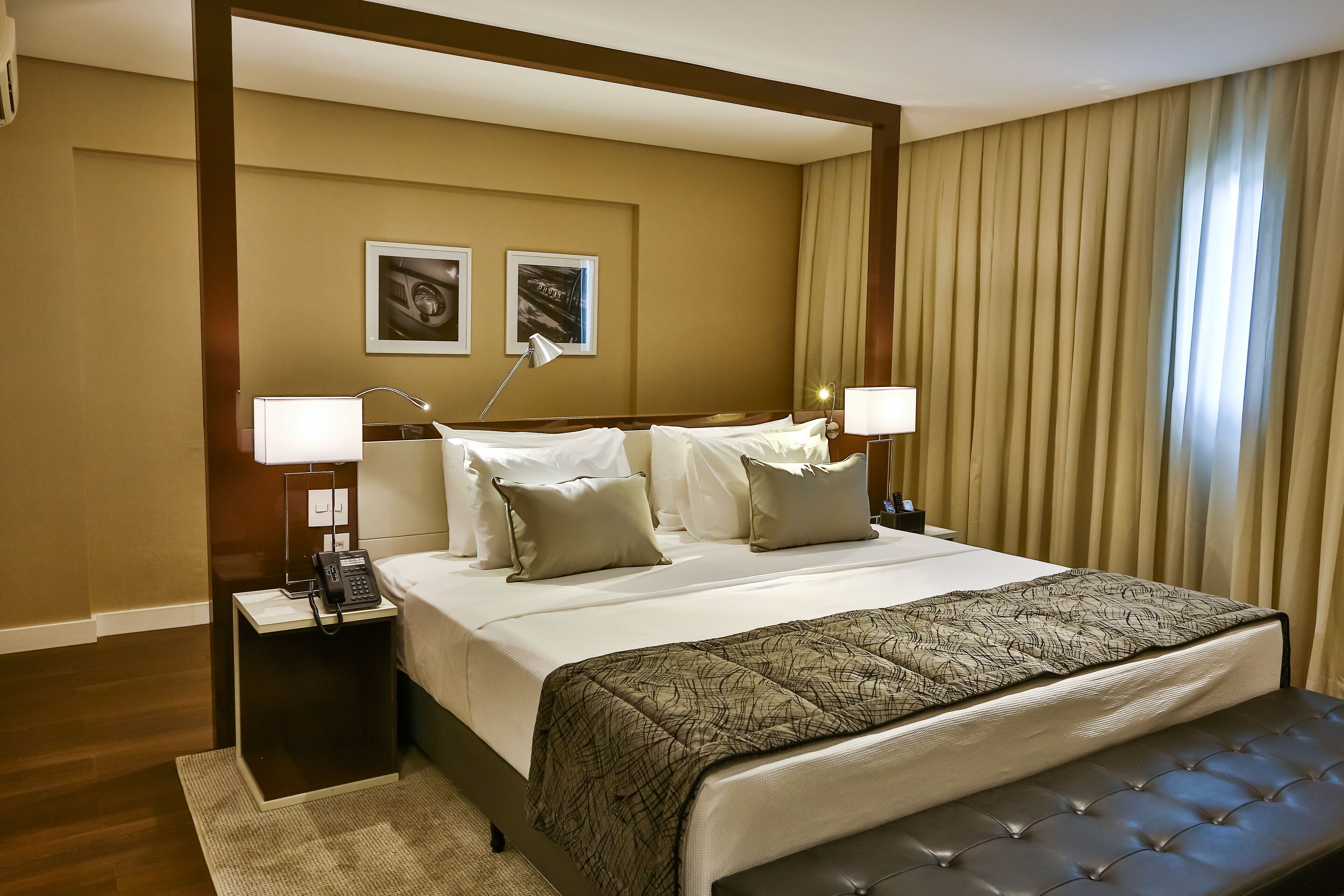 business room | minibar, in-room safe, desk, soundproofing