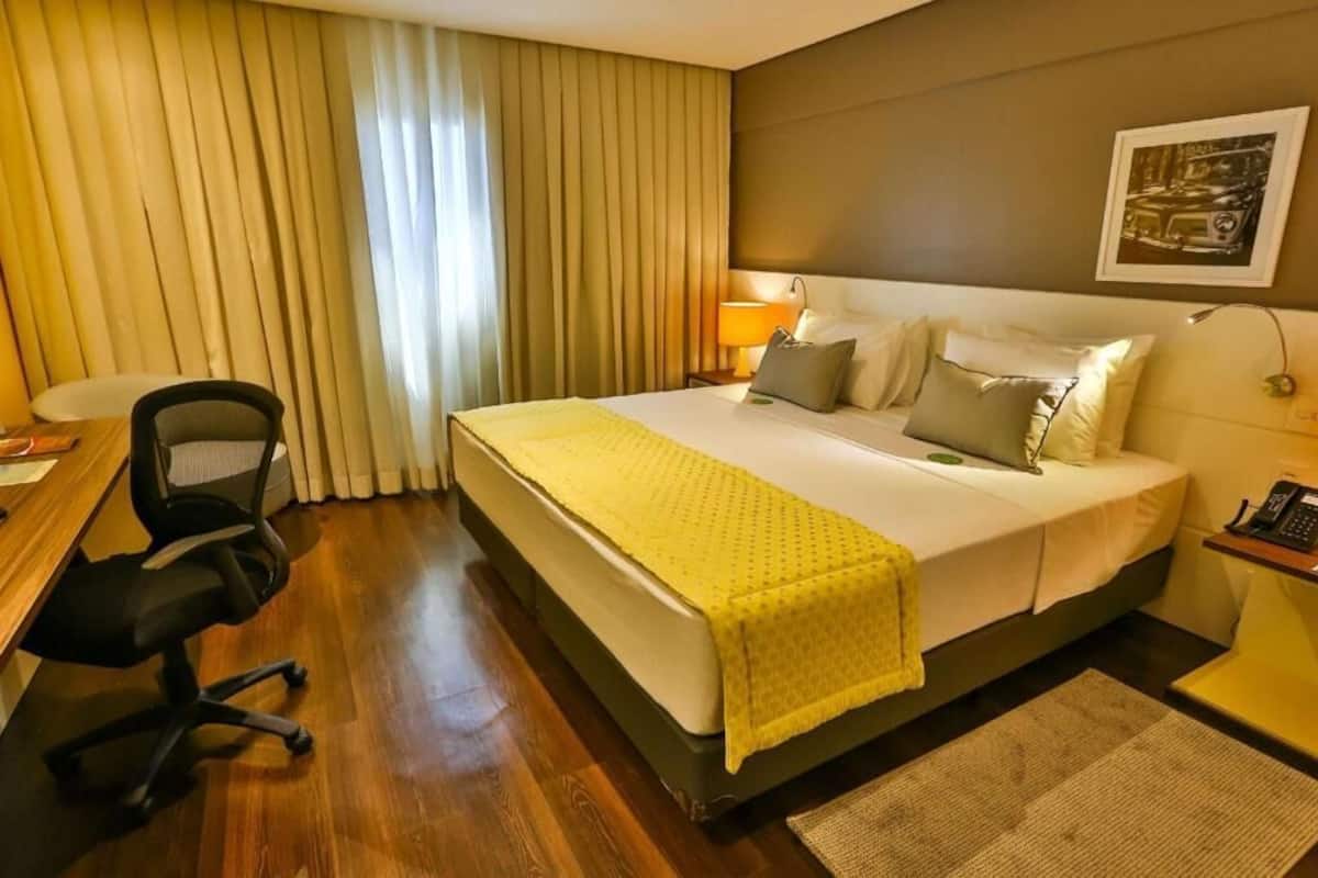 Frigobar, cofres nos quartos, escrivaninha, quartos à prova de som