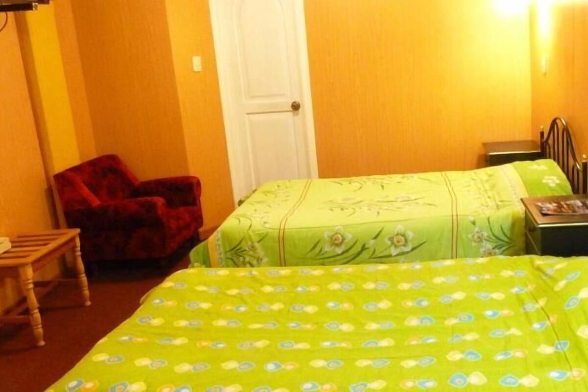 Tabla de planchar con plancha, camas supletorias, wifi gratis