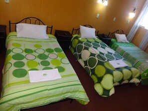 Habitación cuádruple | Tabla de planchar con plancha, camas supletorias, wifi gratis
