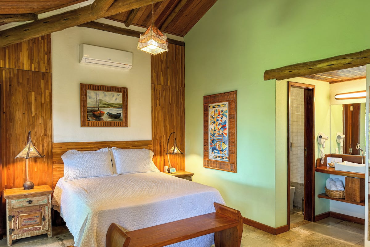 Suite (Master) | Hypo-allergenic bedding, minibar, in-room safe, blackout curtains
