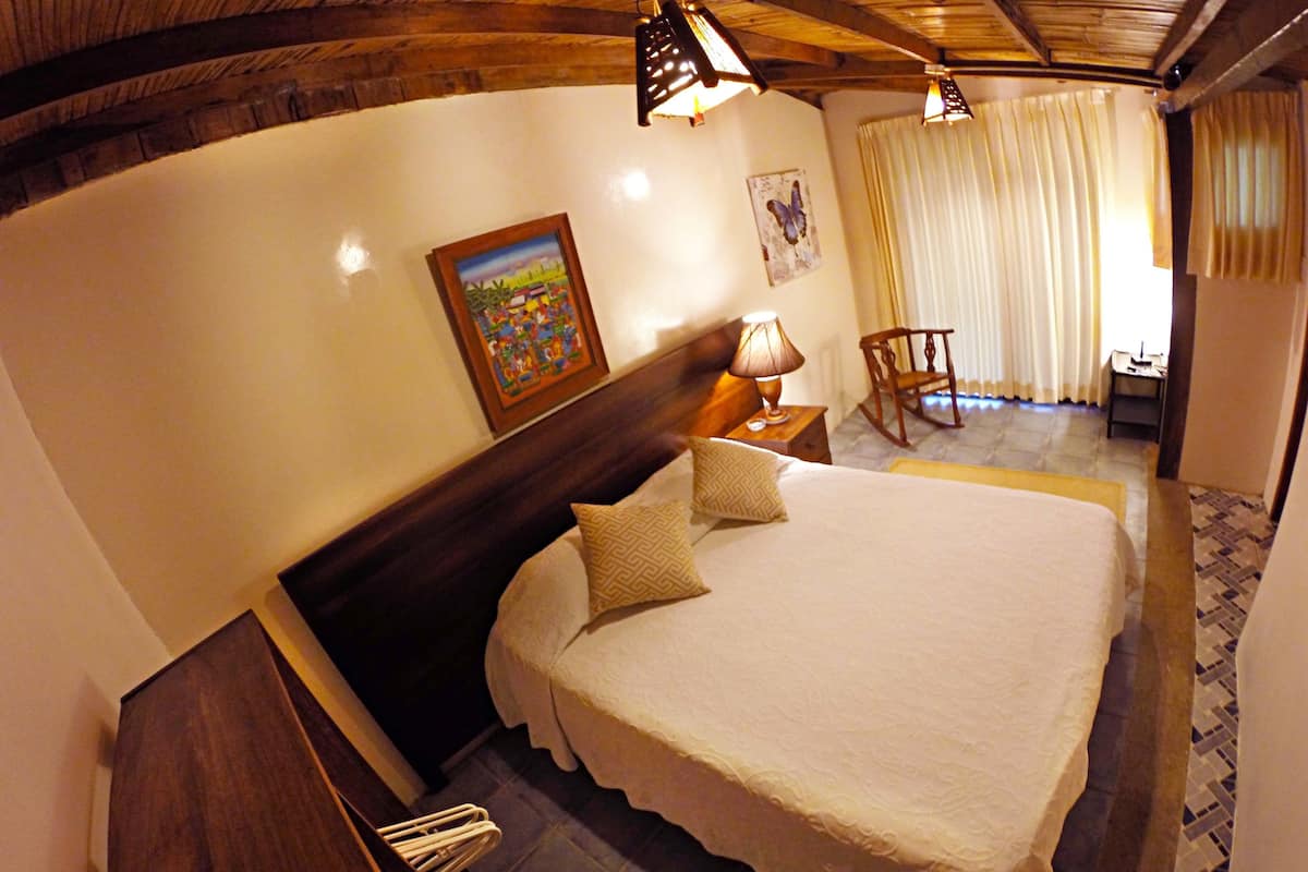 Deluxe tweepersoonskamer, balkon, uitzicht op zee (Room #8) | Badkamer | Een douche, gratis toiletartikelen, handdoeken, zeep