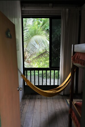 Bungalow - 1 sovrum - balkong - havsutsikt (Room #5 Pink House) | Individuell inredning, unika möbler, skrivbord och mörklÀggningsgardiner