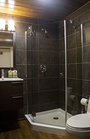 Dusche, kostenlose Toilettenartikel, Handtücher
