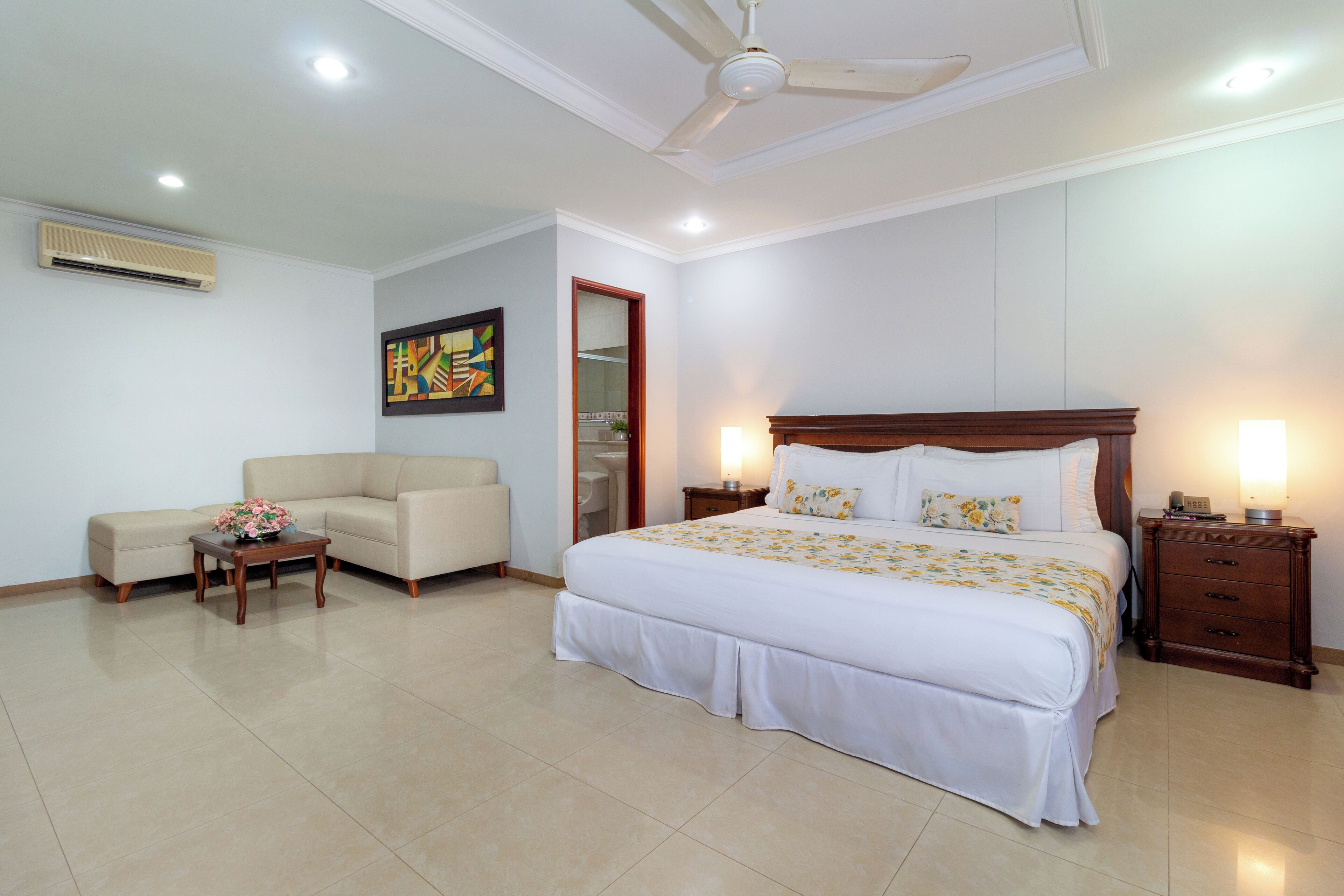 suite | in-room safe, free wifi, bed sheets