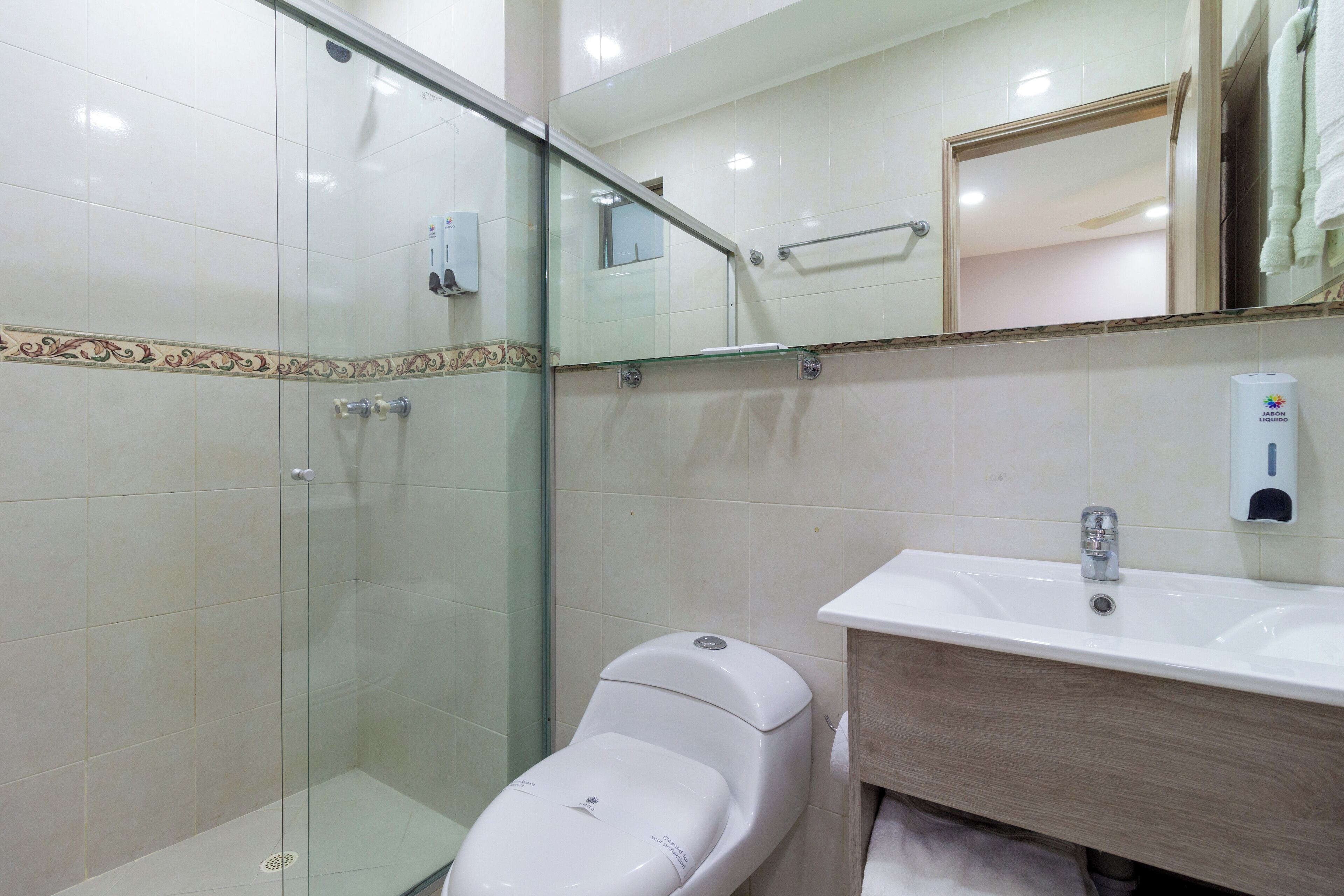 room | bathroom | shower, towels