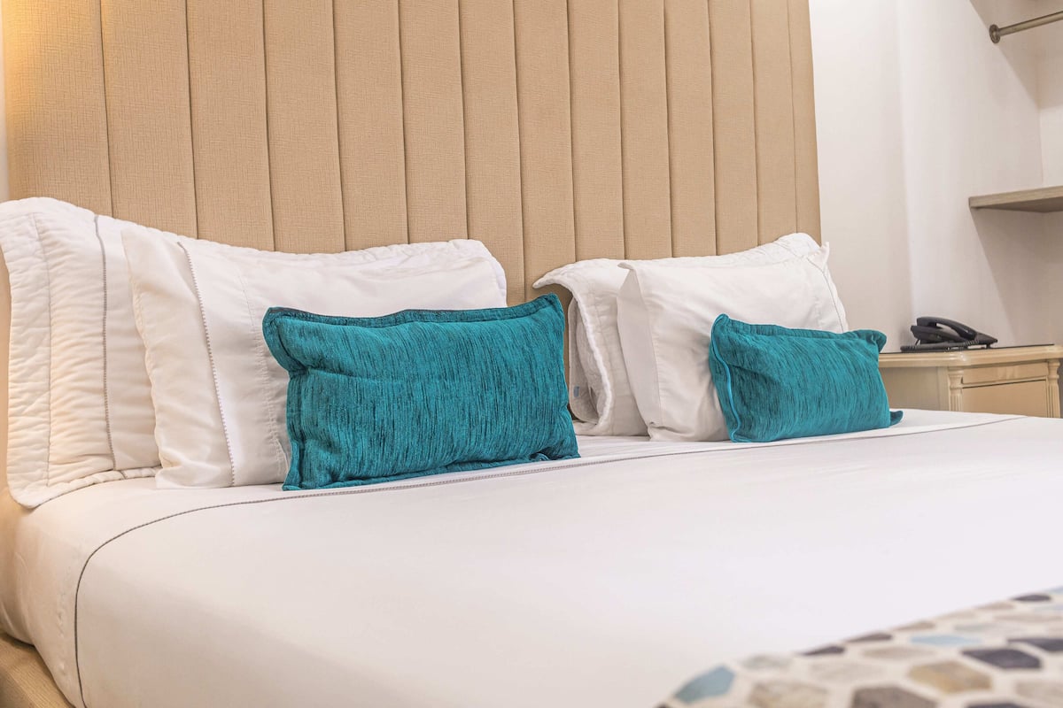 suite | in-room safe, free wifi, bed sheets