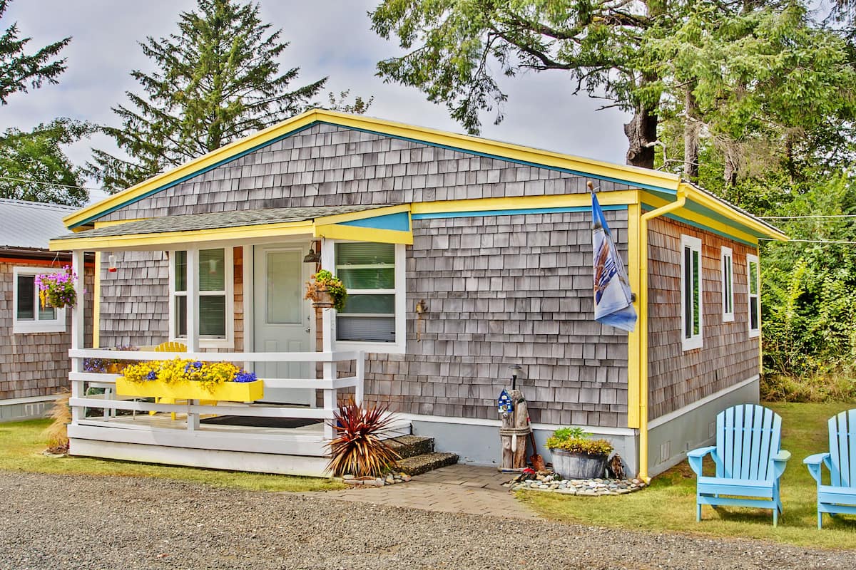 Deluxe Cottage, 2 Bedrooms, Kitchen, Beachside | Iron/ironing board, free WiFi