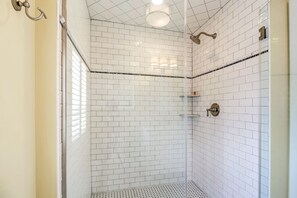 Bathroom - Stagecoach Inn (Goshen)