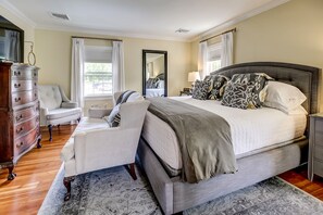 Dobbins #5, 1 King Bed | Egyptian cotton sheets, premium bedding, pillowtop beds, in-room safe - Stagecoach Inn (Goshen)