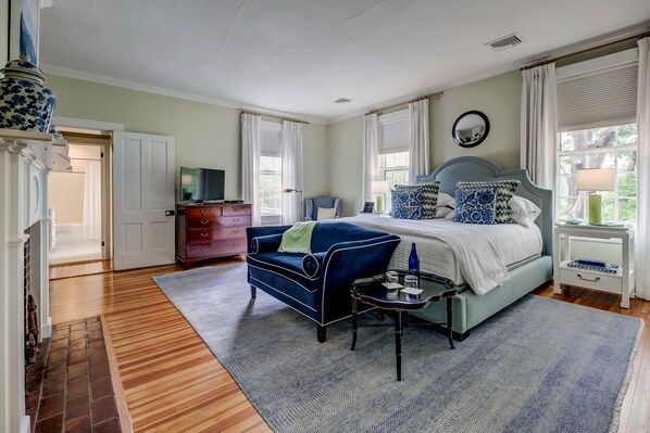 Hickok #2, 1 King Bed | Egyptian cotton sheets, premium bedding, pillowtop beds, in-room safe - Stagecoach Inn (Goshen)