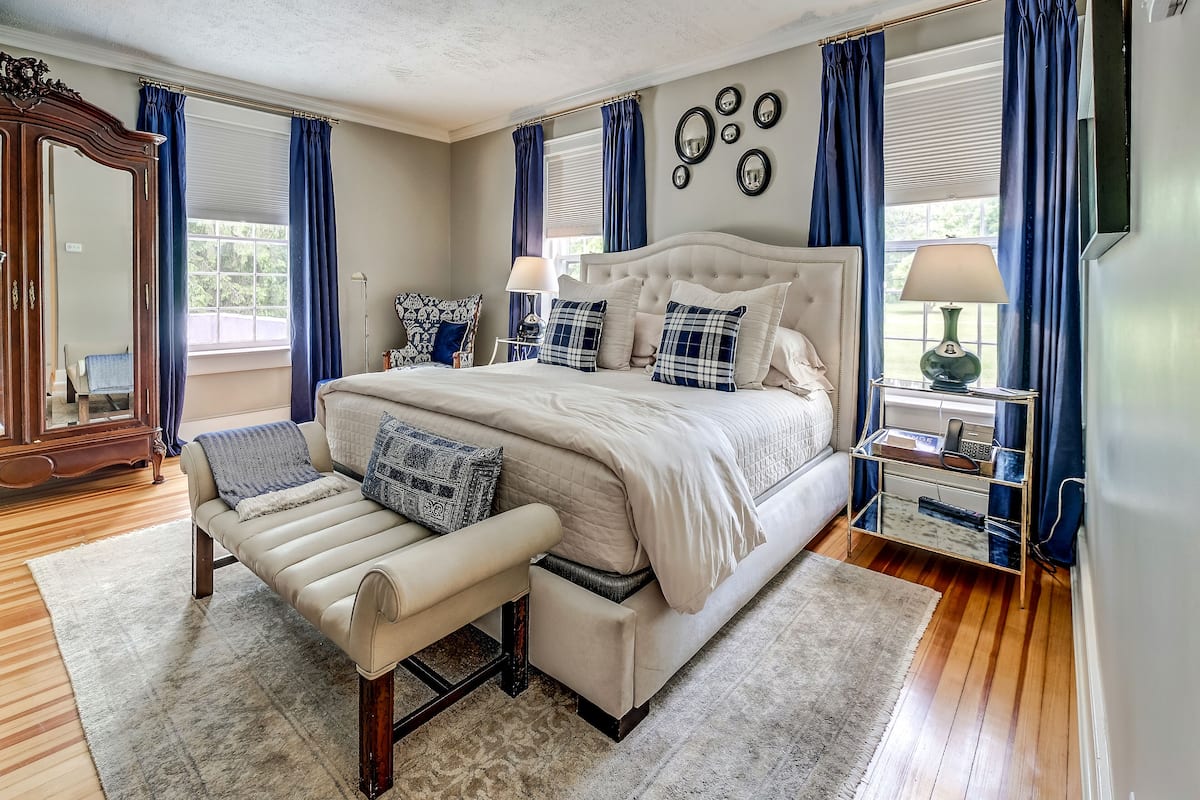Roosevelt #3, 1 King Bed