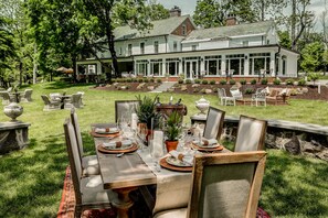 Outdoor dining - Stagecoach Inn (Goshen)