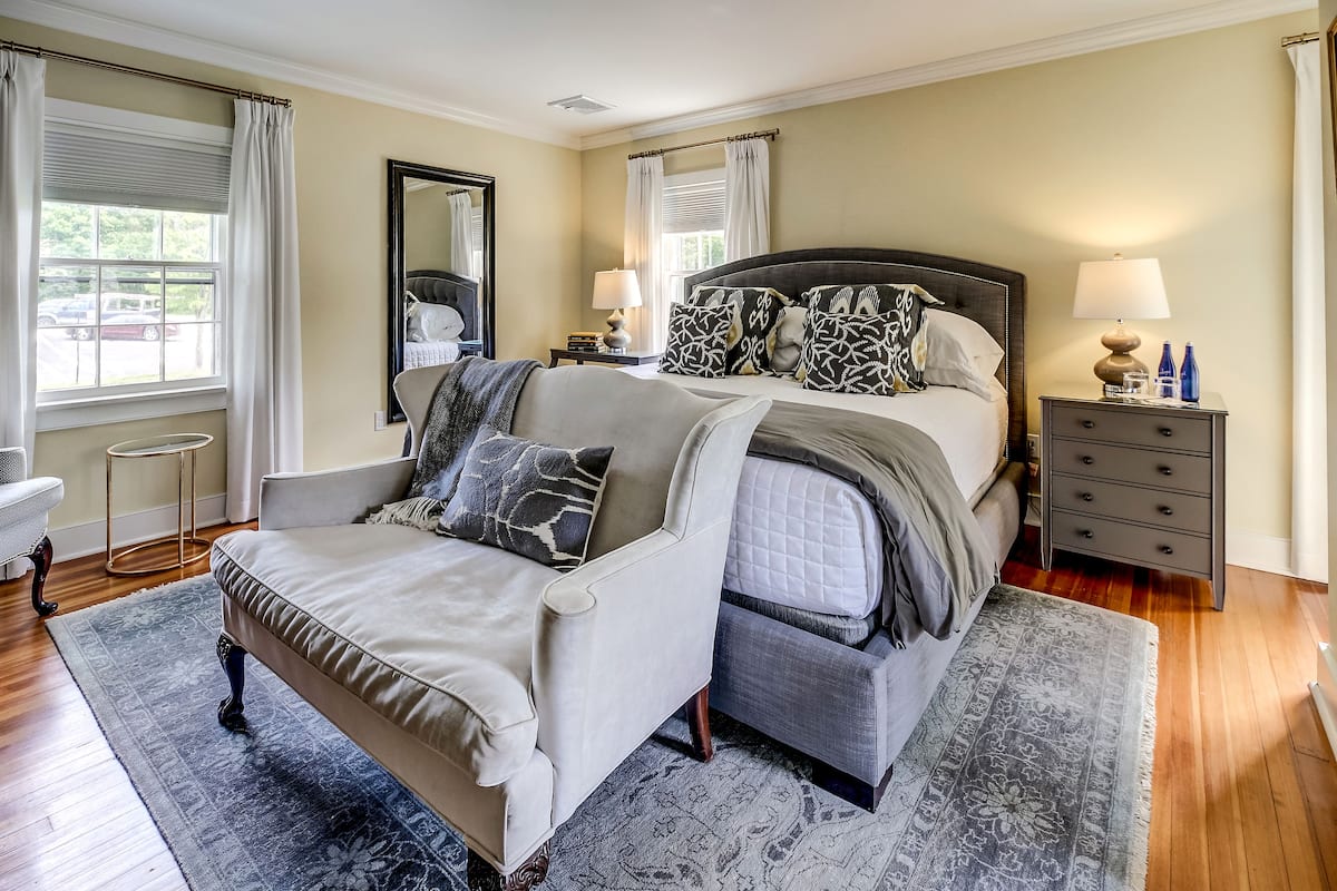 Dobbins #5, 1 King Bed