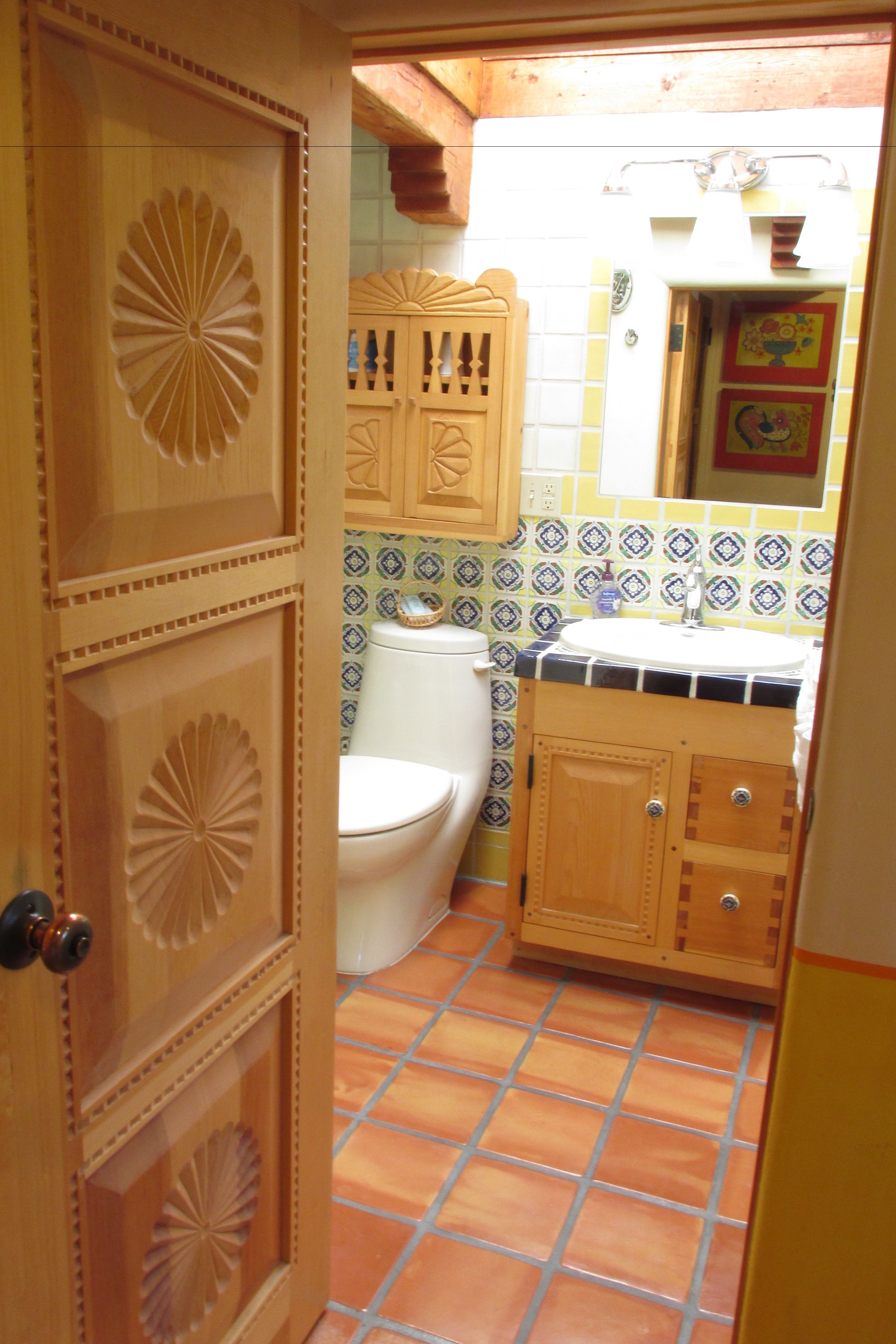 Une salle de bain avec des toilettes, un lavabo et des meubles en bois.