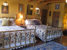 华丽套房, 2 张大床, 阳台, 山景 | 遮光窗帘、熨斗/熨衣板、免费 WiFi、床单