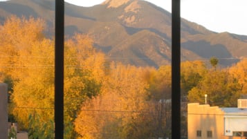 Suíte luxo, 1 cama Queen, sacada, vista para a montanha | Vista do quarto